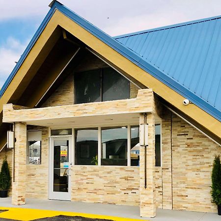 Montgomery Inn & Suites Bagian luar foto
