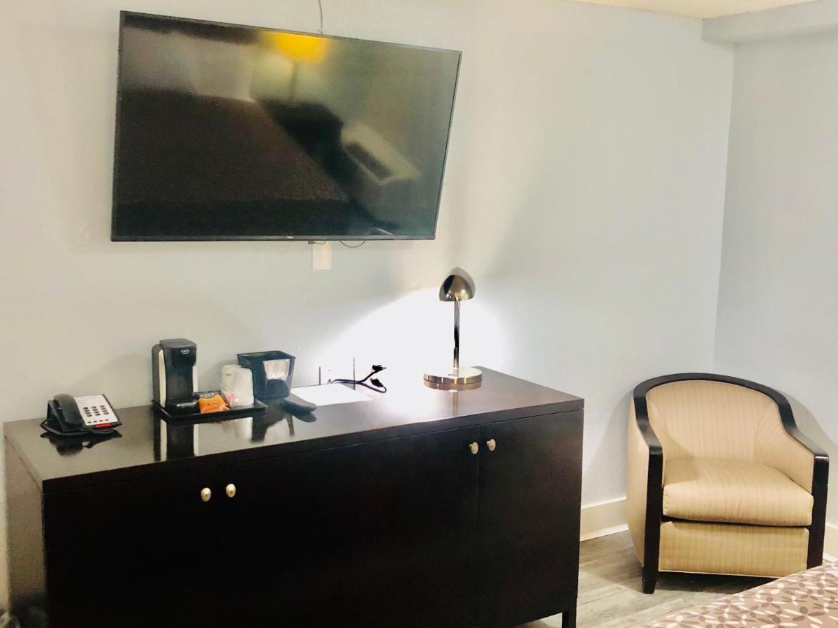 Montgomery Inn & Suites Bagian luar foto