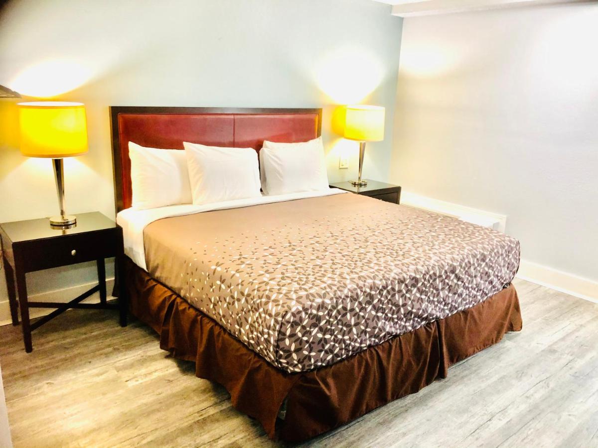 Montgomery Inn & Suites Bagian luar foto