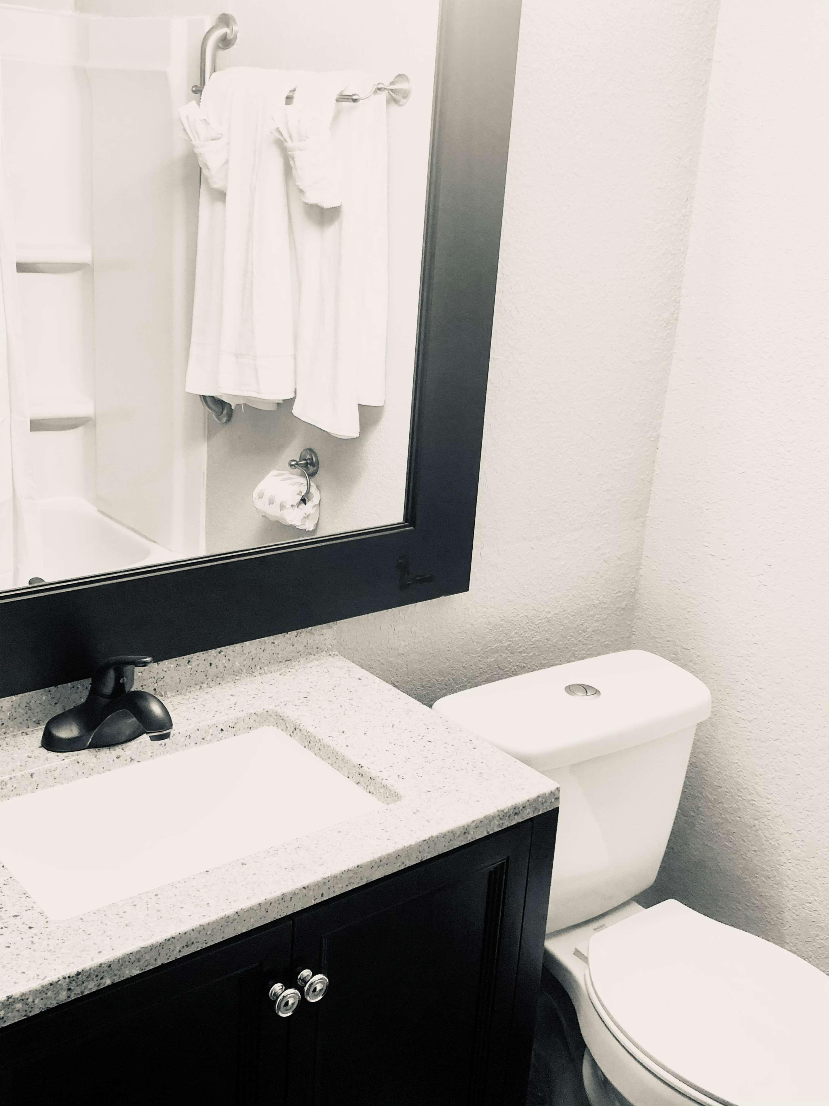 Montgomery Inn & Suites Bagian luar foto
