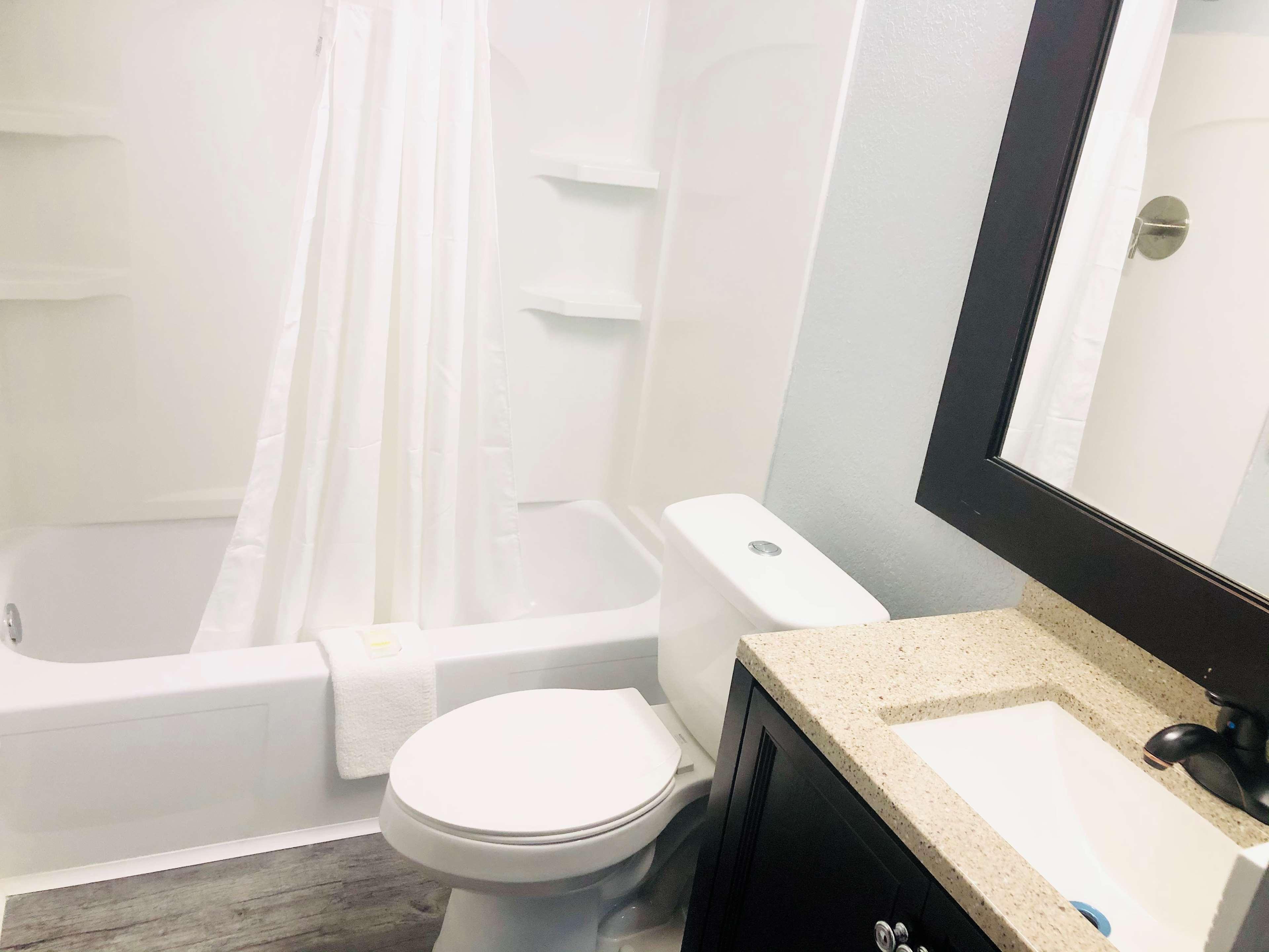 Montgomery Inn & Suites Bagian luar foto