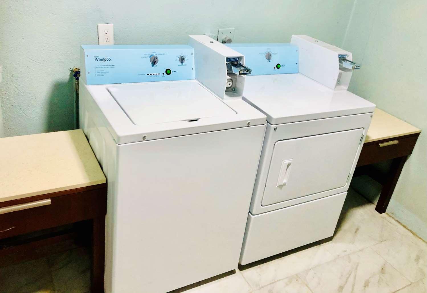 Montgomery Inn & Suites Bagian luar foto
