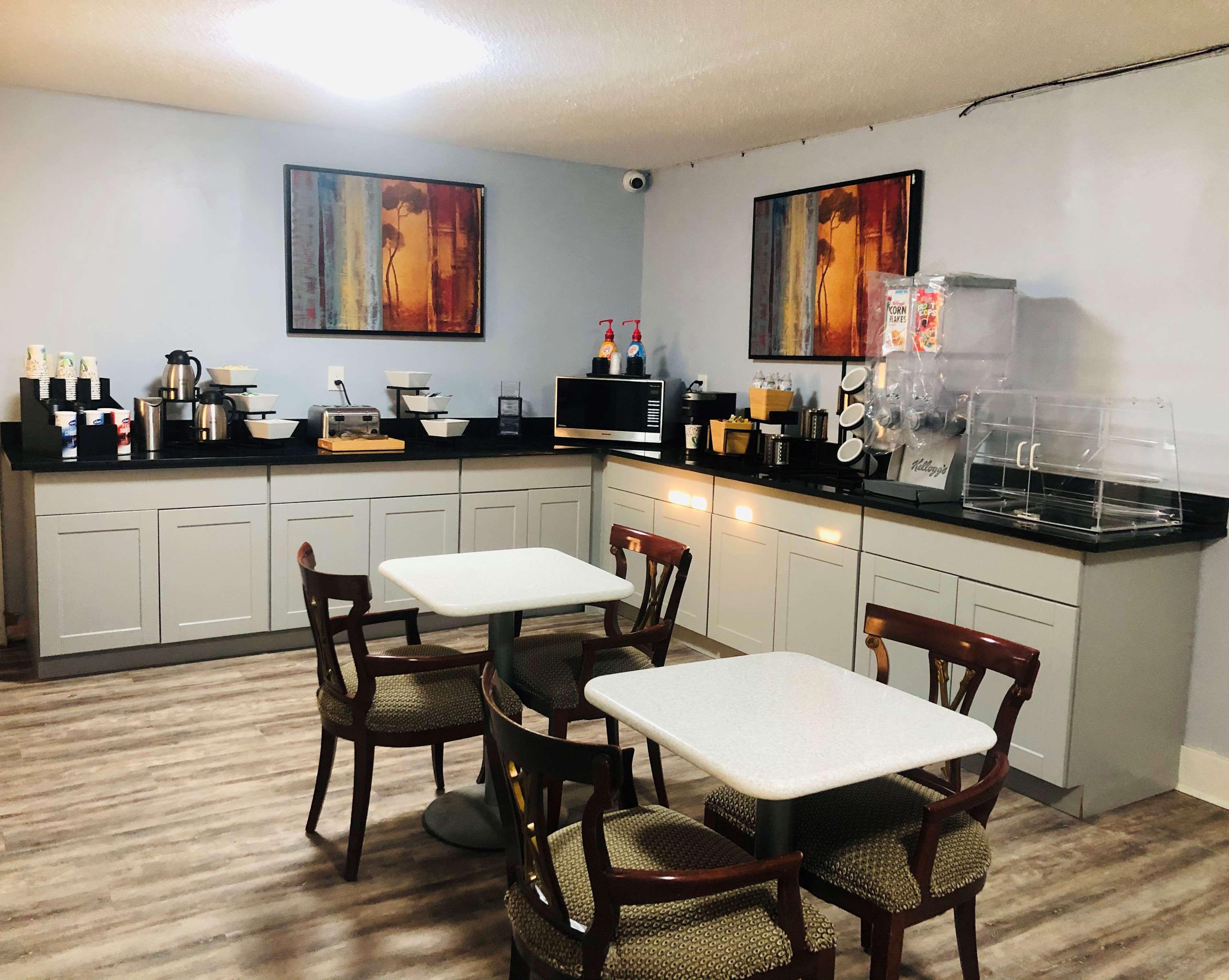 Montgomery Inn & Suites Bagian luar foto